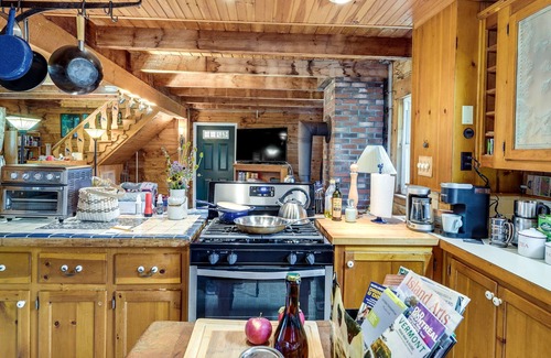 Town of Beekmantown Cabina | Cozy Adirondack Cabin Retreat in West Chazy!