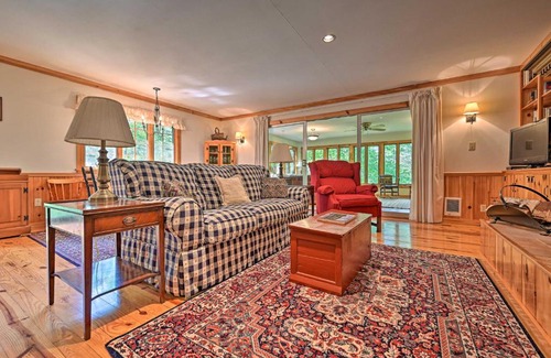 Schroon Lake Casa | Cozy ADK Cabin with Porch Walk to Schroon Lake!