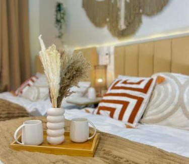 Barangay 76 Apartamento | Cozy & Aesthetic walking distance to MOA,near NAIA AIRPORT with NETFLIX,MINIVIDEOKE,BOARDGAMES-DUXE4