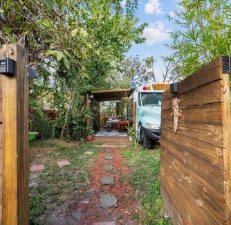 Tampa Casa | Cozy AF Medusa the Bus-Lux