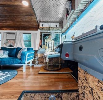 Tampa Casa | Cozy AF Medusa the Bus-Lux