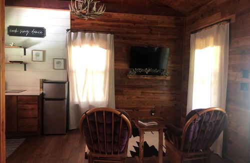 Madison County Casa | Cozy Aggie Game-Day Country Cabin w/ full porch and outdoor amenities