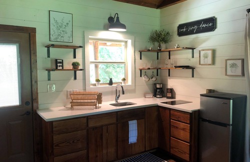 Madison County Casa | Cozy Aggie Game-Day Country Cabin w/ full porch and outdoor amenities