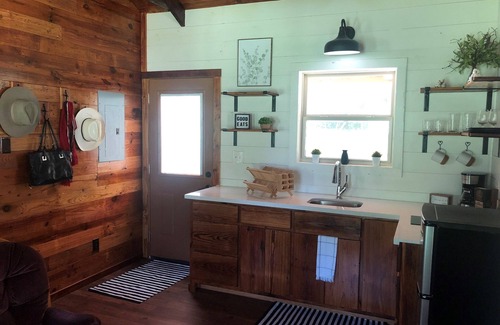Madison County Casa | Cozy Aggie Game-Day Country Cabin w/ full porch and outdoor amenities