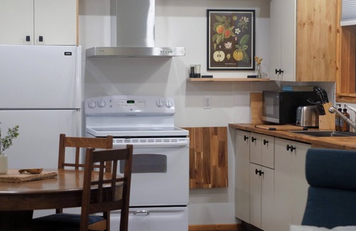 East Kootenay Apartamento | Cozy alpine retreat minutes from the ski hill and golf course