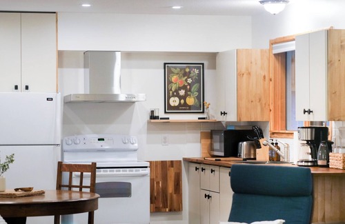 East Kootenay Apartamento | Cozy alpine retreat minutes from the ski hill and golf course