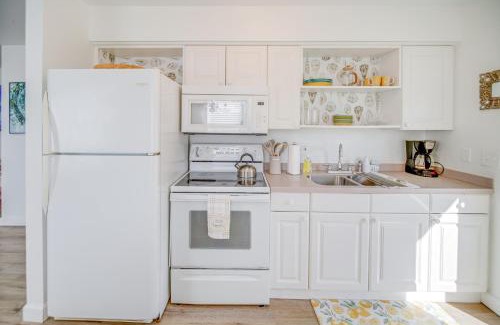 Central Naples Apartamento | Cozy and Bright Naples Abode with Community Amenities!