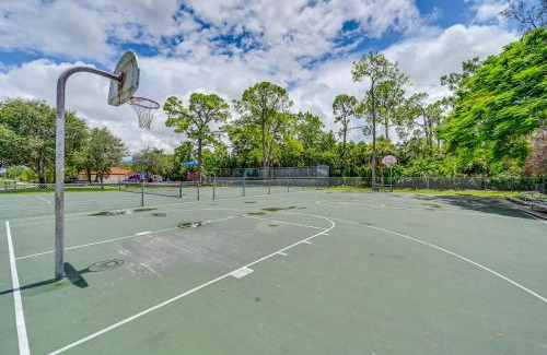 Central Naples Apartamento | Cozy and Bright Naples Abode with Community Amenities!