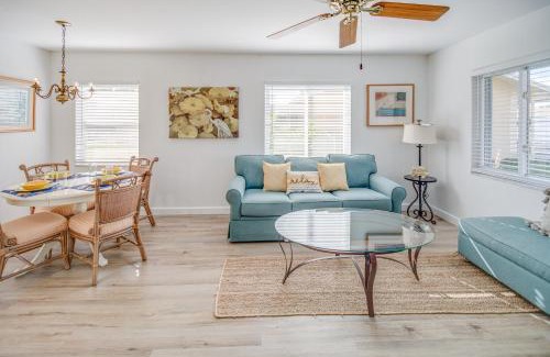 Central Naples Apartamento | Cozy and Bright Naples Abode with Community Amenities!