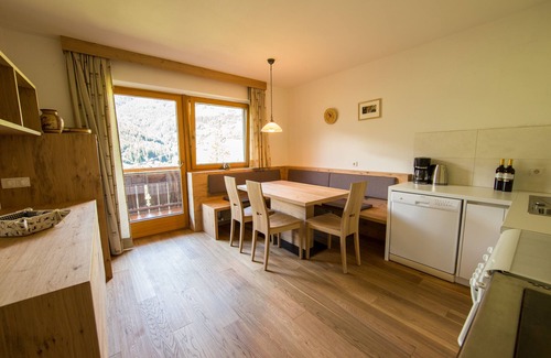 San Lorenzo di Sebato Apartamento | Sus vacaciones de ciclista y senderismo en un cómodo apartamento de 95 m², balcón de 20 m².