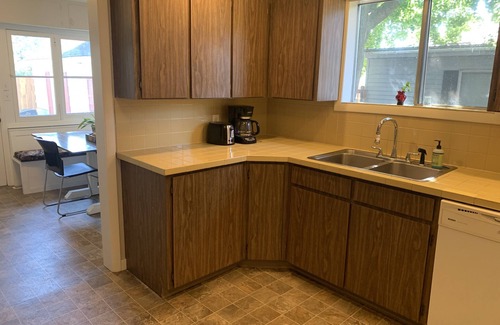 Eastern Oregon Casa | Cozy and Centrally Located. Spacious home with fenced backyard and 5 beds.