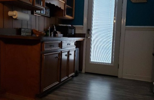 Wilmington Apartamento | Cozy and Charming Studio with Private Deck Near Wrightsville Beach