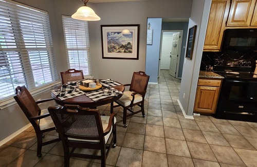 Bella Vista Casa | Cozy and Clean! Quiet Cul de sac, Screened Porch, Attached Garage, and Fire Pit!