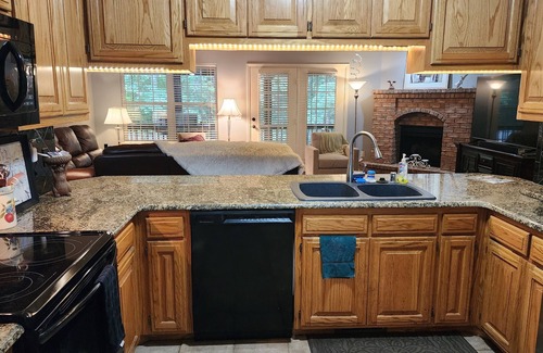 Bella Vista Casa | Cozy and Clean! Quiet Cul de sac, Screened Porch, Attached Garage, and Fire Pit!