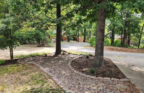 Bella Vista Casa | Cozy and Clean! Quiet Cul de sac, Screened Porch, Attached Garage, and Fire Pit!