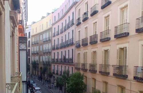 Palacio Apartamento | Cozy and Elegant Blue Room with 2 balconies in Opera