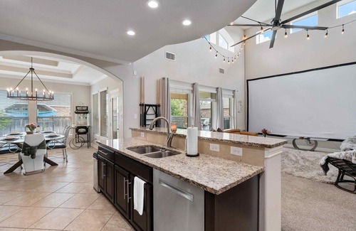 Pflugerville Casa | Cozy and Fun Luxury Family Home - 5 mins to City or Countryside