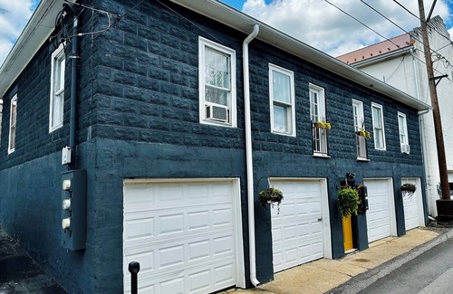 Leadsville Apartamento | Cozy and modern 2 bedroom apartment with balcony in downtown Elkins, WV