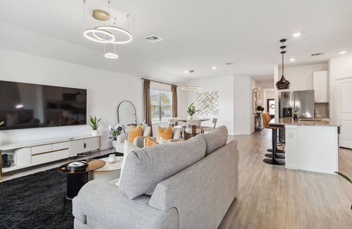 Converse Casa | Cozy and Modern, 3 bedroom, 2 bathroom Home in Converse, TX/Near San Antonio.