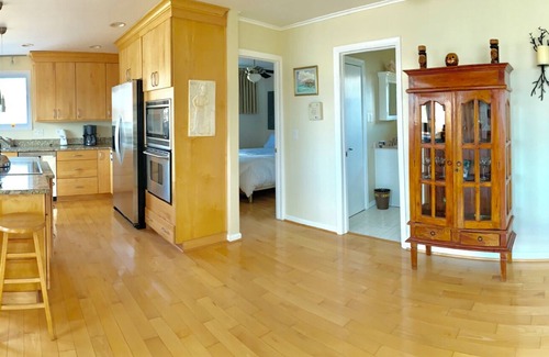 Cape Anne Casa | Charming Bayfront home with modern kitchen, private pier and hispeed WiFi