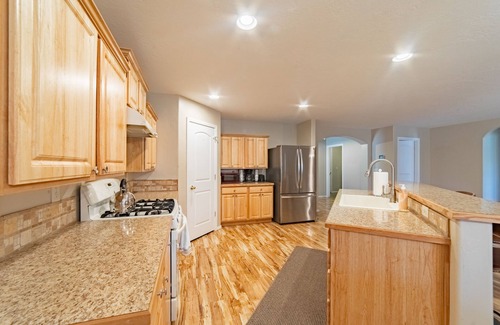 Star Casa | Cozy and peaceful home. Sleeps 12 , RV side parking , Office space , Sun Room