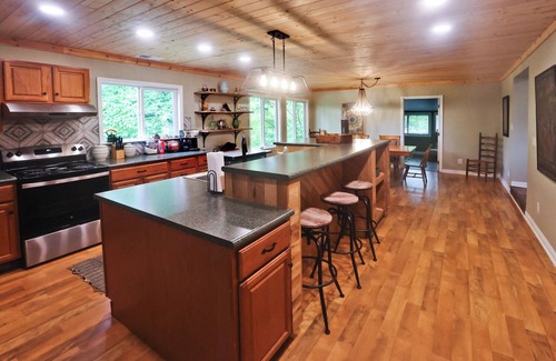 Franklin Cabina | Cozy and Private Gem Cabin in the Smoky Mtns of NC, dog friendly, great views!