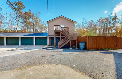 Summerville Apartamento | Cozy and private studio on 5-shared acres with kitchenette & WiFi