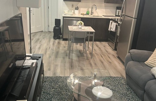 Southeast Calgary Apartamento | Cozy and Private Suite - Free On-Prem Parking & PS5 Available