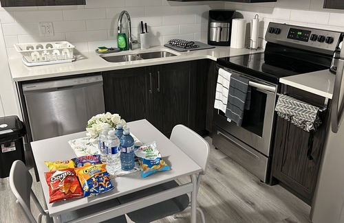 Southeast Calgary Apartamento | Cozy and Private Suite - Free On-Prem Parking & PS5 Available