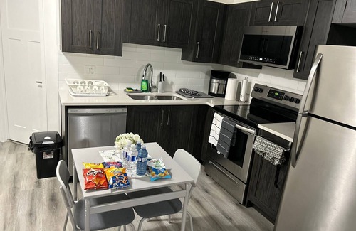 Southeast Calgary Apartamento | Cozy and Private Suite - Free On-Prem Parking & PS5 Available