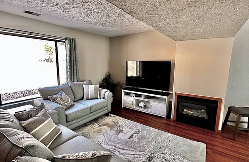 Holiday Hills Condominio | Cozy and quiet 2-bedroom condo with WiFi and AC in charming Traverse City