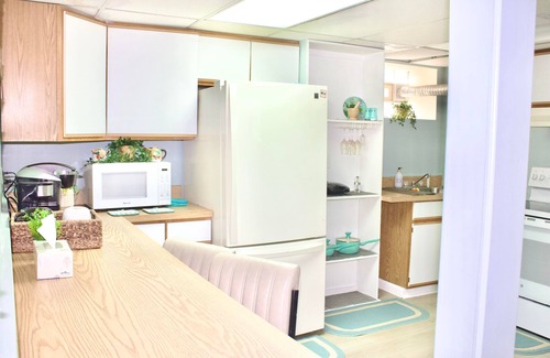 Lochearn Apartamento | Cozy and quiet basement apartment pet friendly!