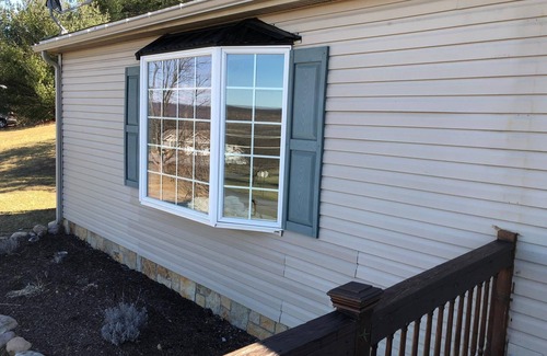 Potts Grove Casa | Cozy and quiet, but close to all the good stuff. Amazing mountain view.