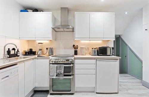 Fulham Broadway Apartamento | Cozy and Quiet Central 2 minutes walk from Main Street flat w Garden