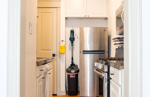 Uptown Condominio | Cozy and Quiet Condo in Uptown- Walking Distance to Everything