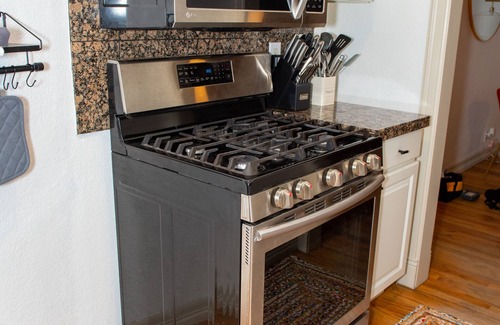 Uptown Condominio | Cozy and Quiet Condo in Uptown- Walking Distance to Everything