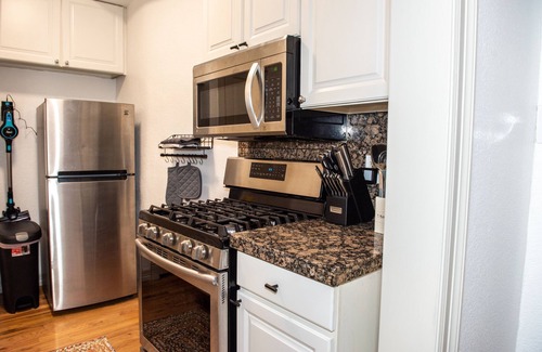 Uptown Condominio | Cozy and Quiet Condo in Uptown- Walking Distance to Everything