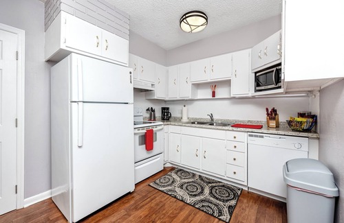 South Pinellas Community Council Apartamento | Cozy and Quiet Dog-Friendly Retreat, Perfectly Located Near Madeira Beach.