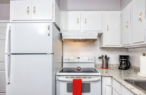 South Pinellas Community Council Apartamento | Cozy and Quiet Dog-Friendly Retreat, Perfectly Located Near Madeira Beach.