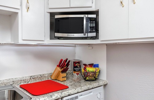South Pinellas Community Council Apartamento | Cozy and Quiet Dog-Friendly Retreat, Perfectly Located Near Madeira Beach.