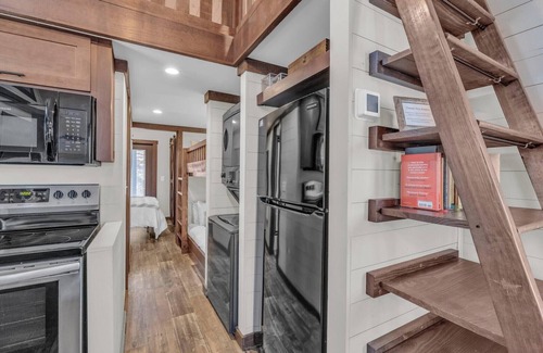 Tracy City Cabaña | Cozy and quiet lake & mountain tiny home retreat. Fire pit + pet friendly!