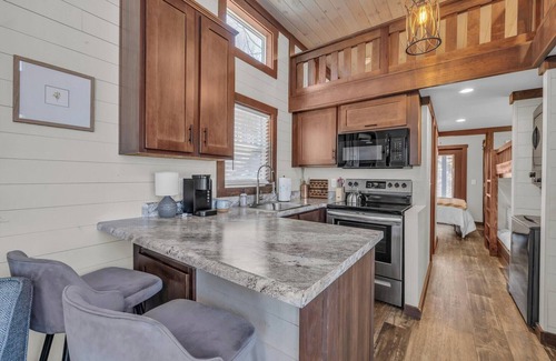 Tracy City Cabaña | Cozy and quiet lake & mountain tiny home retreat. Fire pit + pet friendly!