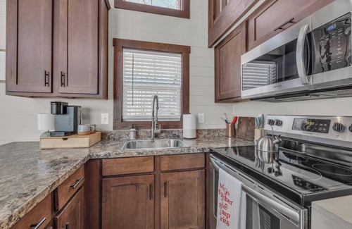 Tracy City Cabaña | Cozy and quiet lake & mountain tiny home retreat. Fire pit + pet friendly!