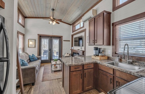 Tracy City Cabaña | Cozy and quiet lake & mountain tiny home retreat. Fire pit + pet friendly!