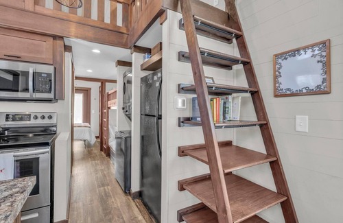 Tracy City Cabaña | Cozy and quiet lake & mountain tiny home retreat. Fire pit + pet friendly!
