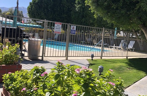 Tahquitz River Estates Condominio | Cozy and quiet Palm Springs one bed/2 bath condo near Smoke Tree shopping area!