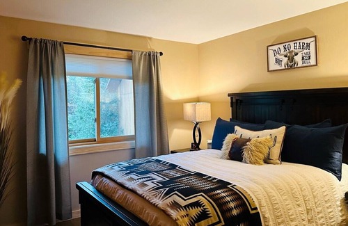 Craig Cabina | Cozy and quiet! Willow Creek Mountain Cabin with nature all to yourself!