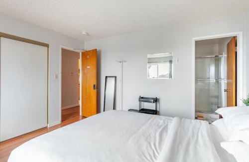 Berkeley Apartamento | Cozy and Secure 3-Bedroom, 2-Bath Unit with 6 Beds and Beautiful Bay View