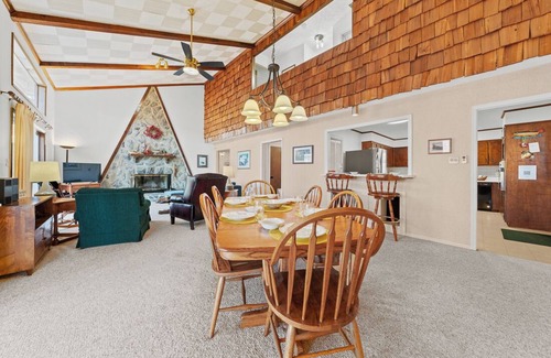 Gainesville Casa | Cozy and serene fishing cabin, Family Traditions, private dock and lake views.