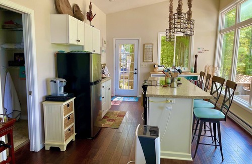 Perrysville Cabaña | Cozy and Serene Two Bedroom Cottage on the Lake